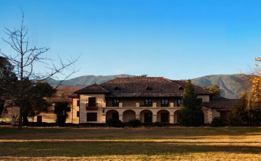 Casona de la ex Hacienda Codao, con su corredor de arcos, frente a los cerros